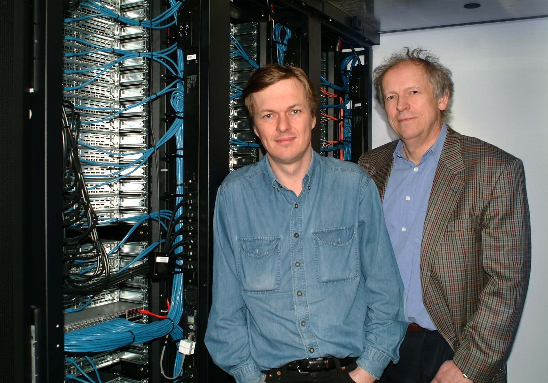 Irene Böttcher / MPIbpc 2006 © Prof. Helmut Grubmüller (links) und EU-Koordinator Dr. Joachim Bormann im Rechenzentrum der Abteilung. Dort sind 980 PC-Prozessoren zu einem Linux-Cluster vernetzt.
