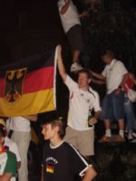 Porth 2006 © Sogfort nach der Niederlage begann die Sicherung des Gänseliesel durch die deutschen Fans.