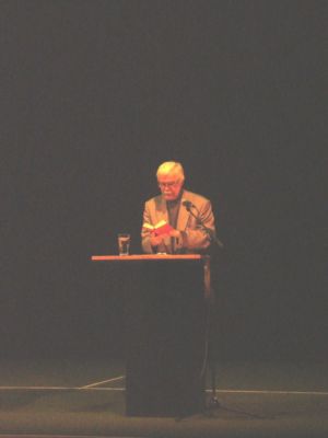 Porth , 2007 © Durch das Hochnehmen des Buches wendet sich F.W. Bernstein dem Publikum zu und zeigt so beim Lesen Bühnenpräsenz.