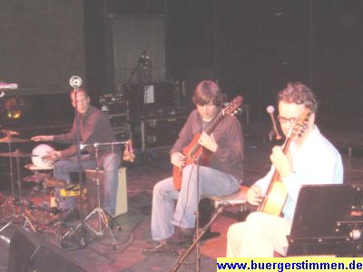 Pressefoto: Porth , 2007 © Hinter dem Mikro versteckt sich Sven von Samson, während die Herren Albert und Schein sich gegenseitig beim Gitarrenspi9el ergänzten.