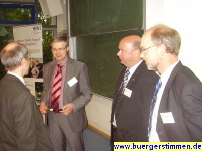 Pressefoto: http://www.buergerstimmen.de/ , 2009 © Professor Dr. Viöl nach dem Vortrag im Gespräch.JPG