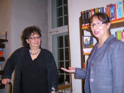 Pressefoto: , 2009 © Holly-Jane Rahlens(Jugendliteraturpreisträgerin 2003 )und Christa Tischmeier - Eröffnungsveranstaltung in der Stadtbücherei am 6.12.09.jpg