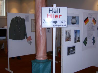 Pressefoto: , 2009 © Ausstellung in der ref. Kirche -40 Jahre DDR - 20 Jahre Mauerfall- am 8.11.09 mit Lesung von Annegret Beuermann.jpg