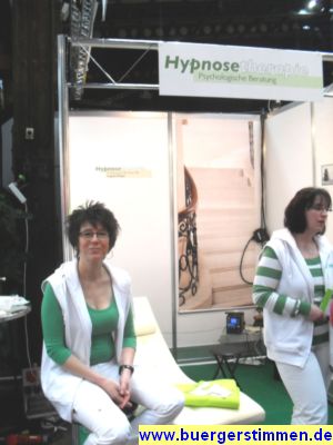 Pressefoto: http://www.buergerstimmen.de/ , 2010 © Auch an den kleinen Ständen, wie hier bei Angelika Pflüger, herrschte reges Interesse zu alternativen Heilmethoden wie zum Beispiel Hypnose.jpg