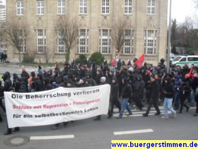 Pressefoto: http://www.buergerstimmen.de/ , 2011 © Banner - Die Beherrschung verlieren für eine Selbstbestimmtes Leben - Schluss mit Reprsioon + Polizeigewalt