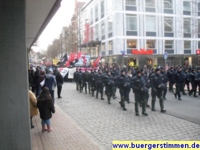 Pressefoto: http://www.buergerstimmen.de/ , 2011 © Die Polizei marschiert vorweg und das Volk f(v)olkt - beinahe wie beim Schützenumzug