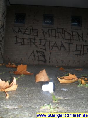 Pressefoto: http://www.buergerstimmen.de/ , 2011 © Die Parole 'Nazis morden! Der Staat schiebt ab! RAZ' und ein billiger Sektkorken