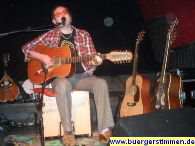 Pressefoto: http://www.buergerstimmen.de/ , 2011 © Neben dem Gitarrenspiel begleitete Stoppok seinen Gesang mit Perkussion (Cajon, ..)