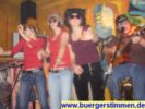 Wenn man diese "Gogo-Girls" tanzen sieht, dann kann man nicht glauben, das Onkel Hanke zu den Liedermachingern z&auml;hlt. Aber liedermachinger-Lieder grooven und haben wenig mit den Betroffenheitssongs der fr&uuml;heren Liedermacher zu tun. Musik soll Spa&szlig; machen.