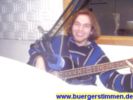 Jolly begleitet seit neustem das Liedermaching-Duo verspielt auf dem Bass. Er hatte seinen Spa&szlig; im Studio.