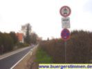 Hinterm Hotel "Onkel Toms H&uuml;tte" wird die Durchfahrt verboten.