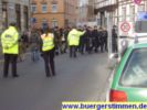 Sonderangebot: Hier weist ein ortskundiger Verkehrspolizist den schwarzen Block der Polizei den Weg f&uuml;r die Demonstrationsroute - k&ouml;nnte man meinen von Pressefoto