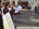 Sonderangebot: Die Demo startet um zehn vor zw&ouml;lf und macht sich auf den Weg durch die Weender Stra&szlig;e - die Stimmung ist gut von Pressefoto