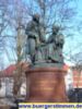 Die Statue von Weber und Gau&szlig; schr&auml;g gegen&uuml;ber vom Kreishaus
