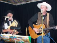 High Noon , 2006 &copy; Das Duo High Noon, bestehend aus Hans Rolirad und Jeff Stone, begeistert sein Publikum mit gecoverten Folk- und Countrysongs.
