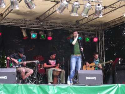 Beggin' for Change &copy; Life-act-Aufnahme der Band bei einem Open-Air-Konzert.