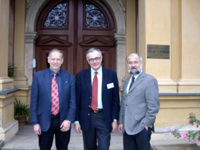 MPI f&uuml;r biophysikalische Chemie &copy; Prof. Erwin Neher, Dr. Raffaele Liberali und Dr. Joachim Bormann (von rechts) vor der Villa Lanna, dem G&auml;stehaus der Tschechischen Akademie der Wissenschaften.