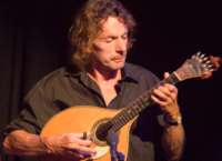 Jan Dijker &copy; Jan Dijker mit der Gipsy-Jazz-Gitarre (oder ist es eine Mandoline?)
