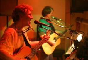 Hot Docs 2006 &copy; Zwei Gitarren mit zwei Doktores dran - Covermusik aus der Zeit des Rocks.