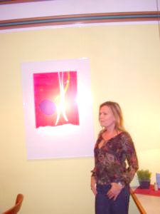 Porth 2006 &copy; K&uuml;nstlerin Luisa Urr&eacute;jola neben einem ihrer Bilder. (Der gespiegelte Blitz auf dem Bild war nat&uuml;rlich gewollt.)
