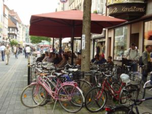 Porth 2006 &copy; Die Uninteressierten: Man sitzt und trinkt Kaffe, w&auml;hrend anderswo Menschen demonstrieren.