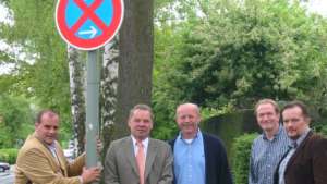 CDU 2006 ©  Oberbürgermeisterkandidat Daniel Helberg (links) beim Orttermin in der Merkelstraße. (von links: Daniel Helberg, Walter M