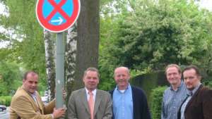 CDU 2006 &copy;  Oberb&uuml;rgermeisterkandidat Daniel Helberg (links) beim Orttermin in der Merkelstra&szlig;e. (von links: Daniel Helberg, Walter M