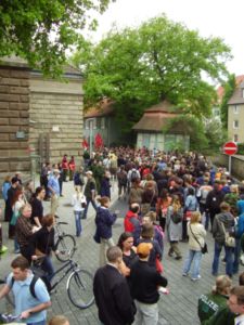 Porth 2006 &copy; B&uuml;ndnis gegen Rechts biegt gerade in den Papendieck ein. (Ich danke dem LKW-Fahrer, der mich die Fotos vom erh&ouml;hten Standpunkt machen lie&szlig;)
