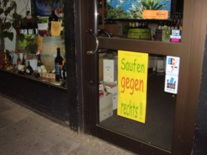 Porth 2006 &copy; "Saufen gegen rechts" meint ein gesch&auml;ftst&uuml;chtiger Weinh&auml;ndler in G&ouml;ttingen.