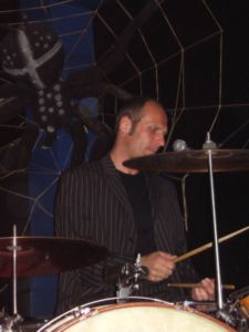 Porth 2006 &copy; Bernd Knappe normal an den Drums.