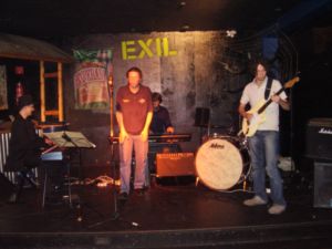 Porth 2006 &copy; Blues'n'Boogie: Die G&auml;ste sind gut zu erkennen, w&auml;hrend die Blues'n'Boogie-Musiker in schwarzer Kleidung auf der Schwarzen B&uuml;hne unsichtbar werden.