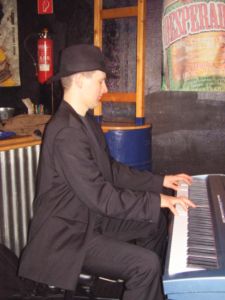 Porth 2006 &copy; Gregor Kilian sitzend am Klavier.