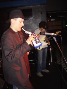 Porth 2006 &copy; Greogor Kilian und sein "Blasklavier" f&uuml;r unterwegs.