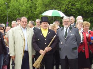 Porth 2006 &copy; Endlich, das Maskottchen ist da. Daniel Helberg links und Michael Klingberg rechts