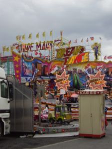 Porth 2006 &copy; Auch die beeindruckenden Fahrgesch&auml;fte am Anfang des Marktes warten auf die Er&ouml;ffnung.
