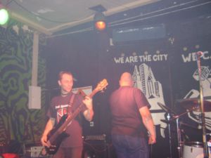 Porth 2006 &copy; Der rockige Coversound ist ohne Heikos Bass nicht denkbar.