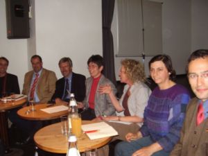 Porth 2006 &copy; Alle Kandidaten mit Frau Meyer in der Mitte. Herr Bebek (rechts) und Herrn Wenzel (links) k&ouml;nnten auf Grund der begrenzten technischen und r&auml;umlichen Voraussetzungen nur zur H&auml;lfte auf dem Bild eingefangen werden.