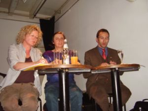 Porth 2006 &copy; Linke B&uuml;hneseite mit Frau L&ouml;sing, Frau Hacker und Herr Bebek.