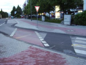 Porth 2006 &copy;  Richtung Posthof: Hier sind Kreuzungsinsel und Radweg  im Gleichklang. Nur die Fahrbahnmarkierung muss noch ge&auml;ndert werden. War das n&ouml;tig?
