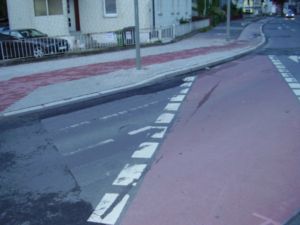 Porth 2006 &copy; Von der Kreuzungsinsel Ecke K&ouml;nigsstieg in Richtung Groner Landstra&szlig;e ist eine gerade Fahrtrichtung nicht mehr m&ouml;glich?