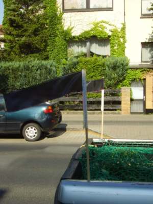 Porth 2006 &copy; Eine reuzierte Deutschlandflagge wird zur Meinungs&auml;u&szlig;erung.