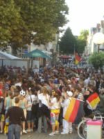 Porth 2006 &copy; Am Markt, dem zuk&uuml;nftigen Feierplatz, treffen sich nat&uuml;rlich mehr Menschen. Man m&ouml;chte schlie&szlig;lich schnell vor Ort sein.