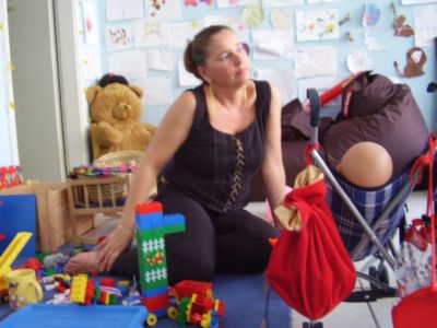 Porth 2006 &copy; Frau Mottola hat auch w&auml;hrend des Reporterbesuchs immer ein wachendes Auge auf die Kinder.