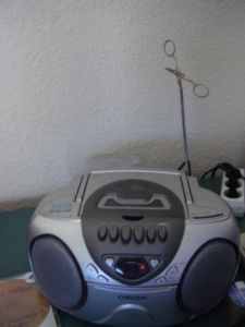 Porth &copy; Um die &Auml;therwellen und die dazugeh&ouml;rigen richtig zusch&auml;rfen, hat Kuddelowski sein Radio mit einer echt improvisierten Scharf-Antenne ausgestattet.