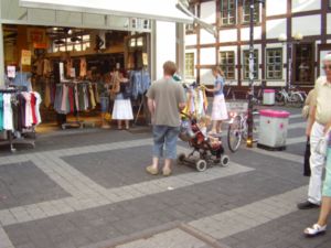 Porth , 2006 &copy; Situation im Alltag!?! - Er denkt hinterm Kinderwagen: "Wie lange dauert's noch?" Das Kind im Kinderwagen &uuml;berlegt: "Oh, ist das langweilig." Sie meint im Laden: "Immer diese Hetze beim Einkaufen."