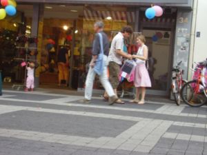 Porth , 2006 &copy; Eltern-Einkaufs-Stress: Die Eltern schauen am rechten St&auml;nder - das Kind besch&auml;ftigt sich indessen am linken St&auml;nder.