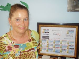 Porth , 2006 &copy; Frau Marina Mottola vor den Schaukasten mit den Gutscheinen. Jeder Gutschein hat das Emblem des ausgebenden Gesch&auml;fts aufgedruckt. So wei&szlig; der Kunde auch eine Woche sp&auml;ter noch, von wem er den Gutschein erhielt.