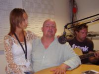 Porth , 2006 &copy; Beim Singen im Radiostudio kurz vor dem Konzert nahm Rolf Stahlhofen (Mitte) die Mannheimer Soulstimme Janine Dean als Backgrounds&auml;ngerin kurzerhand auf den Scho&szlig; auf den Scho&szlig;, weil am Mikro im Studio ein Stuhl fehlte. Im Hintergrund der Gitarrist Stephan Ullmann.