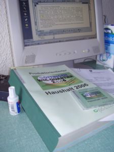 Porth , 2006 &copy; Der Haushalt ist fast so dick wie eine Tipp-Ex-Flasche hoch ist. Die CD ist da schon kleiner. (Die Milch im Hintergrund brauchte ich zwischendurch als Durstl&ouml;scher.)
