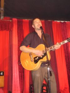 Porth , 2006 &copy; Was w&auml;re ein Konzertbericht ohne wenigstens ein Foto vom K&uuml;nstler? "Low Budget" &uuml;berzeugte mit einer gut arrangierten Show und bekannten Melodien. Besonders angenehm ist der Rote Vorhang, der zur dunklen Kleidung von Low Budget einen guten Kontrast darstellte.